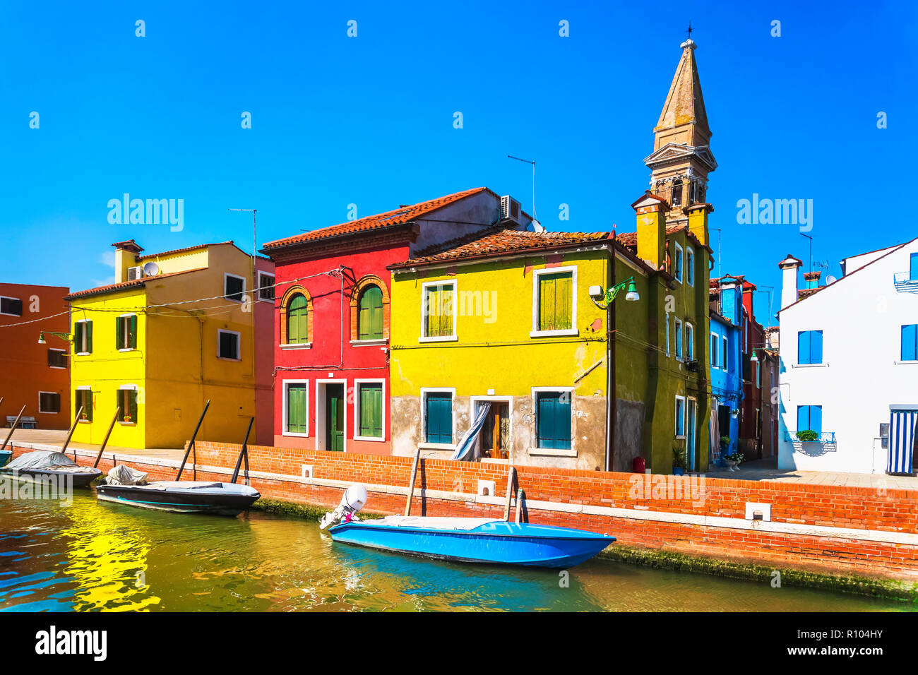 Wahrzeichen von Venedig, Burano Insel Kanal, bunte Häuser und Boote, Italien. Stockfoto