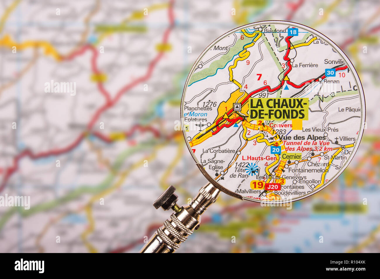 Karte von La Chaux-de-Fonds mit Lupe auf Tisch Stockfotografie - Alamy