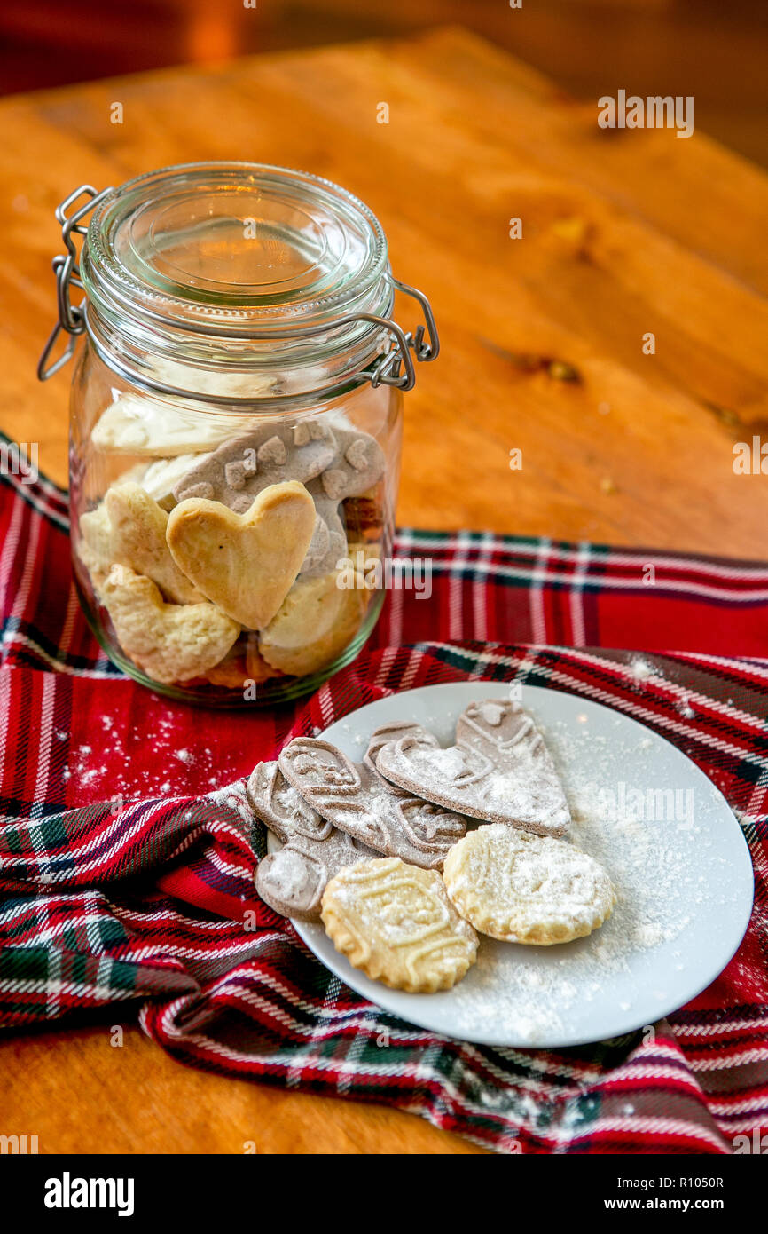 Cookie mit einem Muster auf einen Teller auf einem hölzernen dekorierten Tisch. Kinder's Theme. Keks kochen Hintergrund, close-up. Stockfoto
