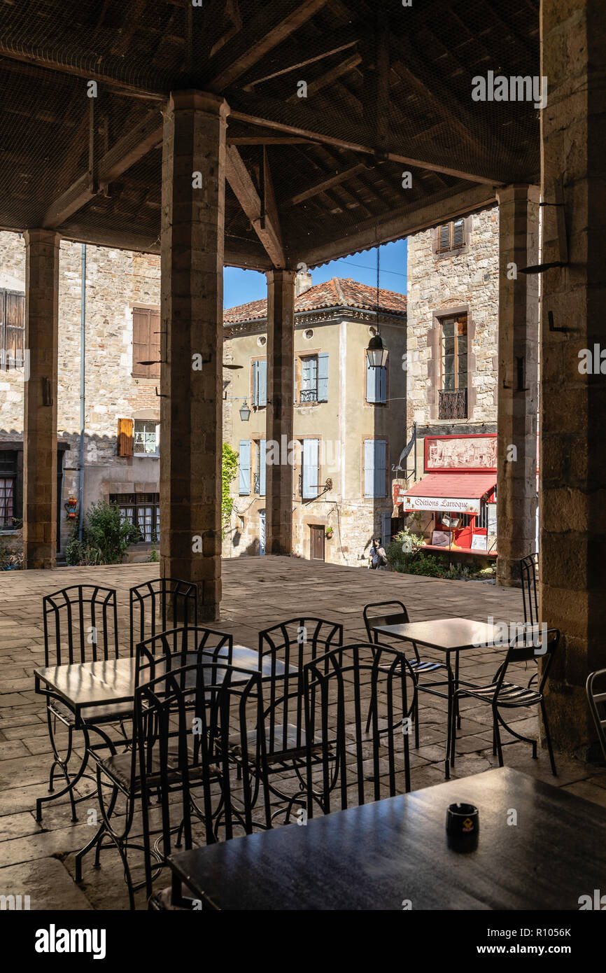 Tische Und Stuhle Draussen Eine Bar Unter Der Markthalle In Cordes Sur Ciel Stockfotografie Alamy