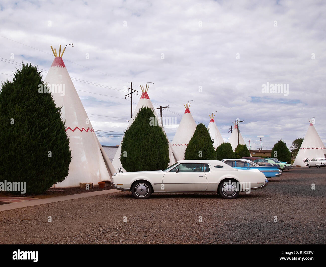 HOLBROOK, AZ - 12. JULI 2018: eine Sammlung von alten amerikanischen Autos vor teepee geformte Zimmer geparkt am Wigwam Motel in Holbrook, Ariz Stockfoto