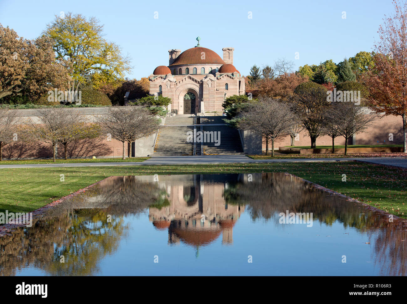 Reflecting Pool und dem historischen 1908 Lakewood Memorial Chapel in Minneapolis, Minnesota, die Kapelle wurde nach den Plänen des Architekten Harry Wild Jones entworfen. Die Stockfoto