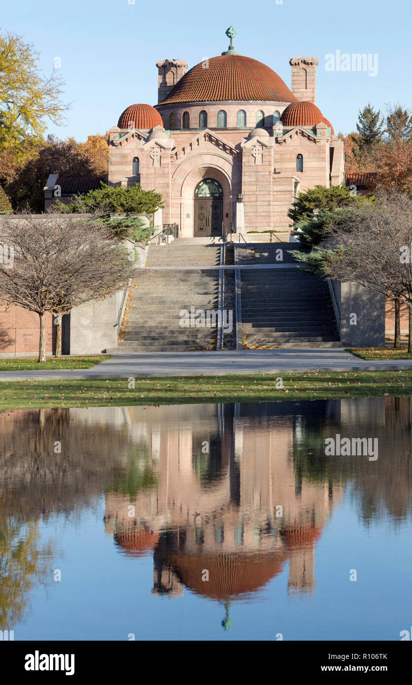 Die Kapelle wurde von dem Architekten Harry Wild Jones entworfen und wurde 1908 von der historischen Lakewood Memorial Chapel in Minneapolis, Minnesota, entworfen. Stockfoto