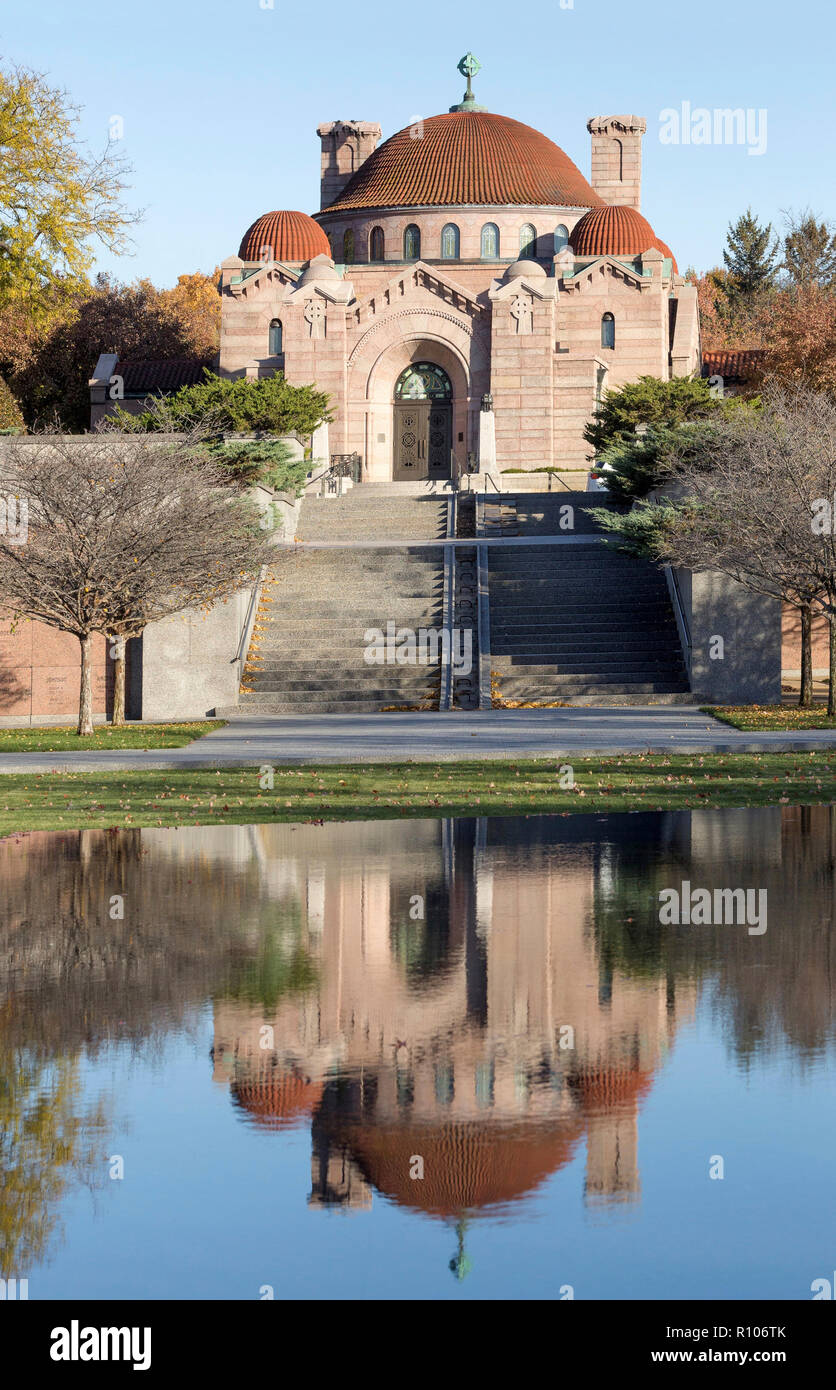 Reflecting Pool und dem historischen 1908 Lakewood Memorial Chapel in Minneapolis, Minnesota, die Kapelle wurde nach den Plänen des Architekten Harry Wild Jones entworfen. Die Stockfoto