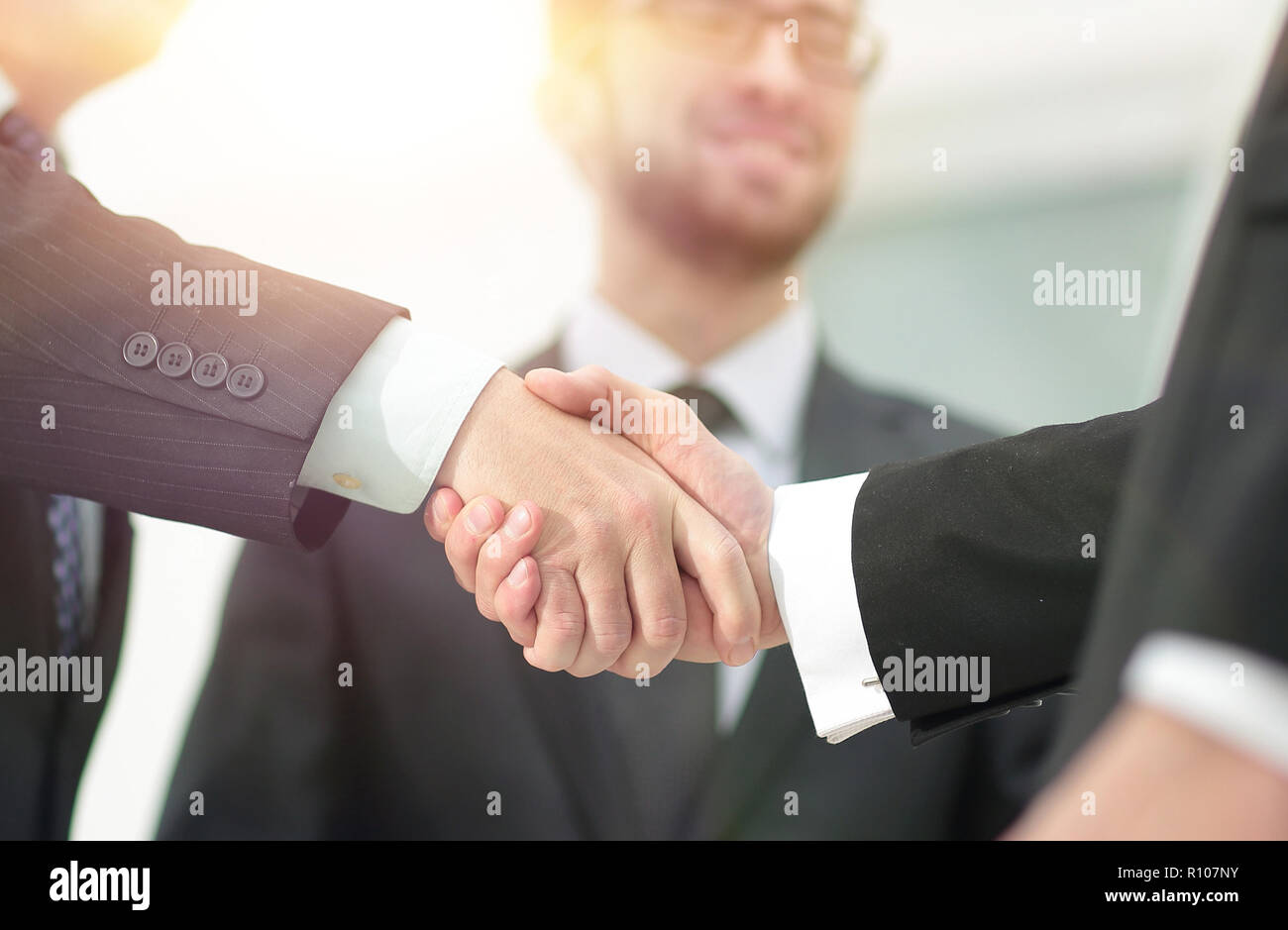 Closeup handshake bewährten Geschäftspartnern Stockfoto