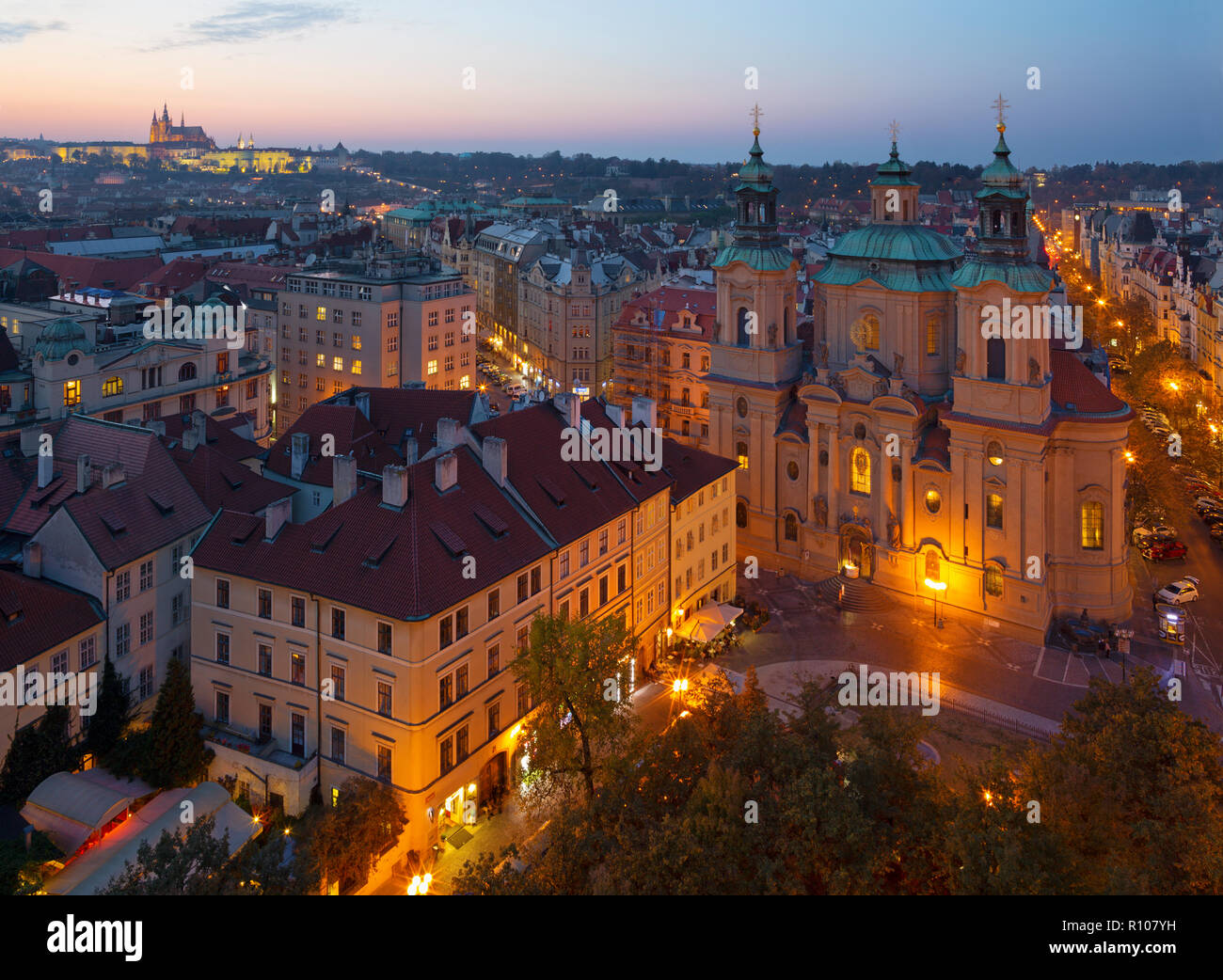 Prag - die St. Nikolaus Kirche, Staromestske und dem Altstädter Ring in der Abenddämmerung. Stockfoto