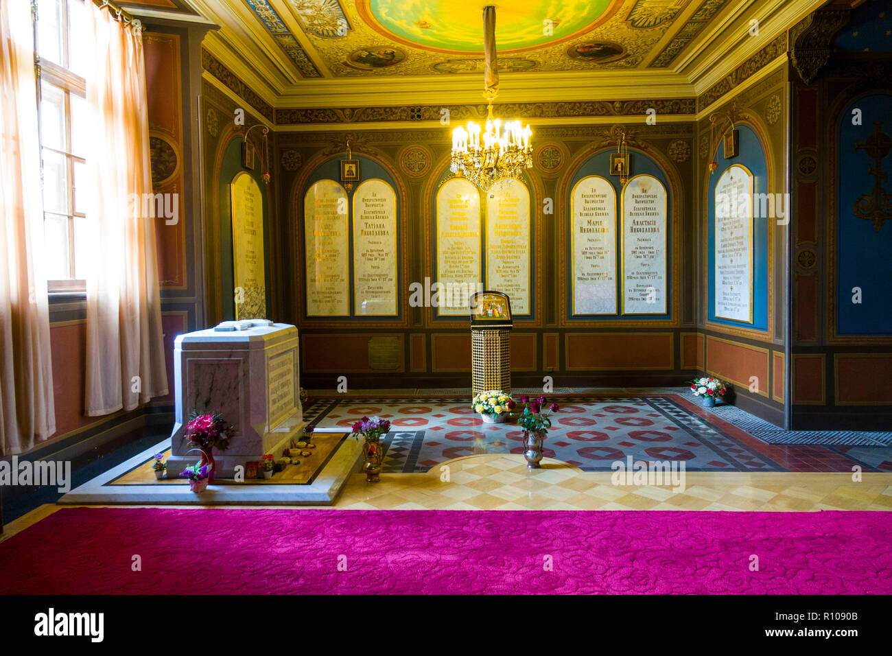 Grabsteine Kennzeichnung die Beerdigung von Zar Nikolaus II. und seiner Familie in St. Catherine's Kapelle der Kathedrale der hll. Petrus und Paulus in der Peter und Paul Festung Stockfoto
