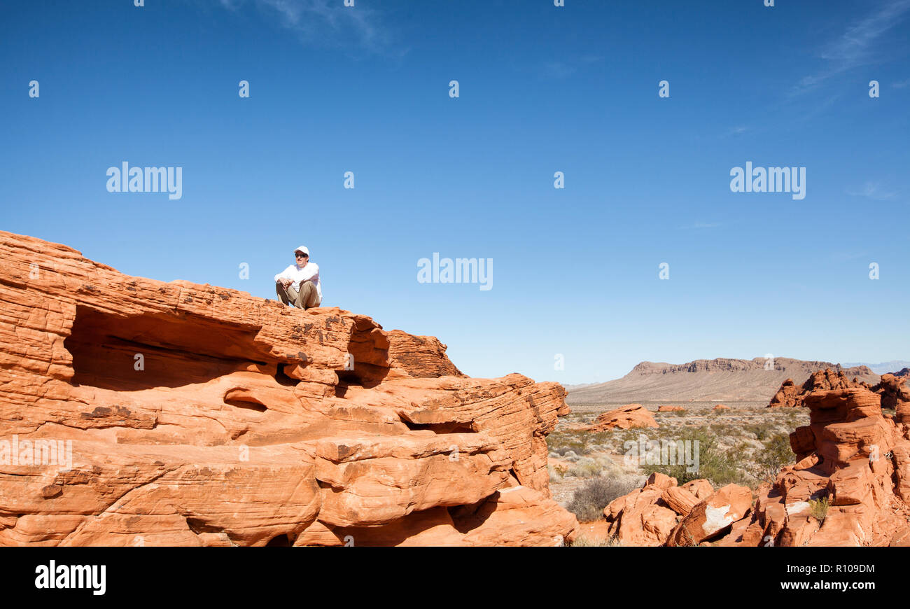 Man Felsen in der Valley of Fire State Park nevada Klettern Stockfoto Man Felsen in der Valley of Fire State Park nevada Klettern Stockfoto