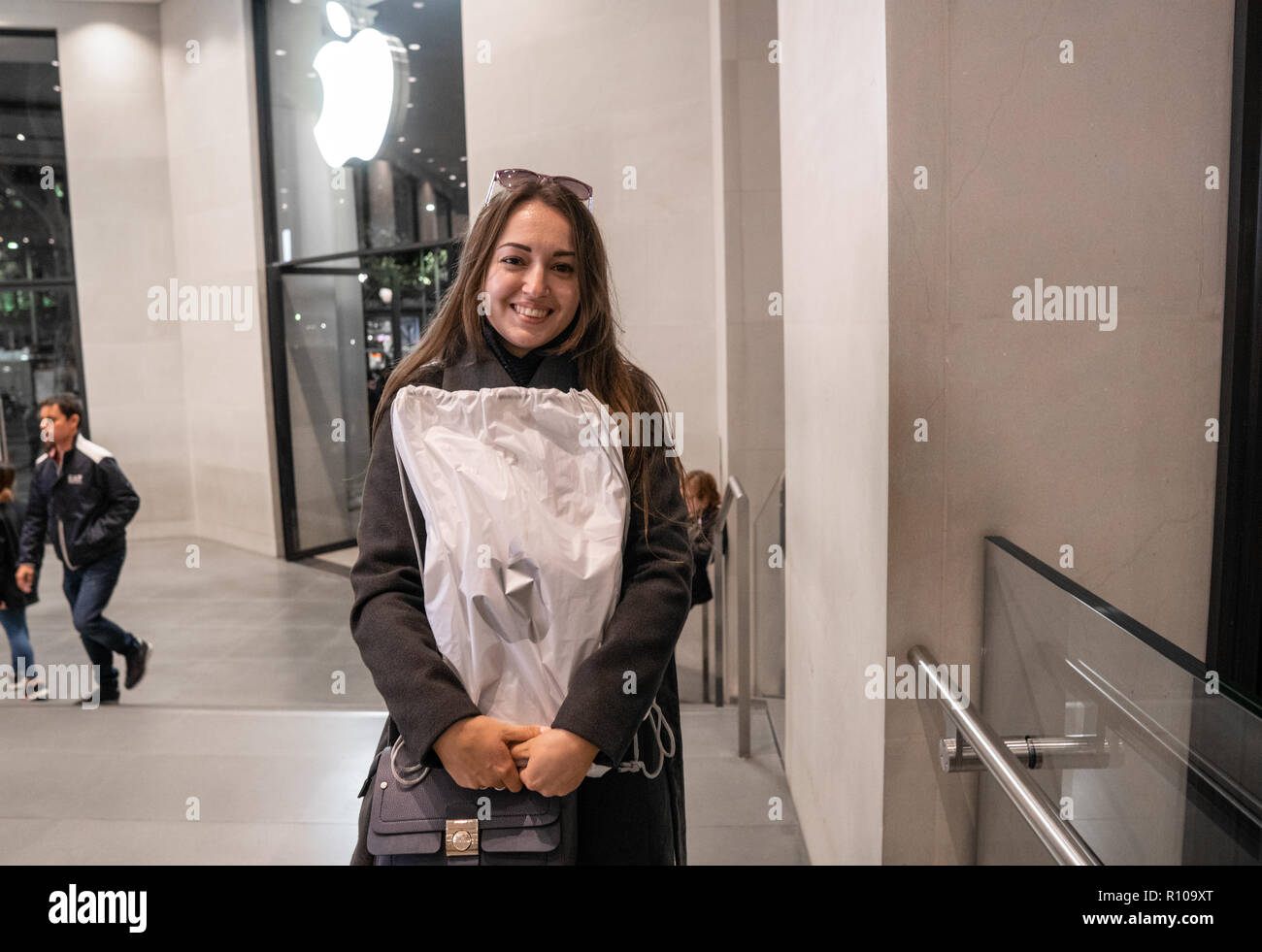 Barcelona, Spanien - 07 November 2018: Frau mit einem neuen iPad Pro Stockfoto