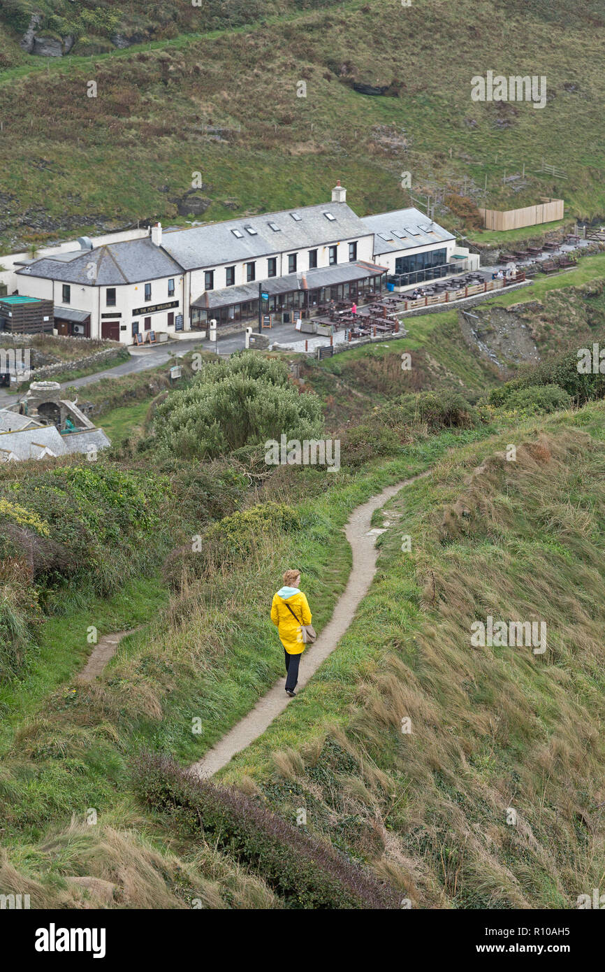 Frau auf der South West Coast Path in der Nähe von Trebarwith, Tintagel, Cornwall, England, Großbritannien Stockfoto