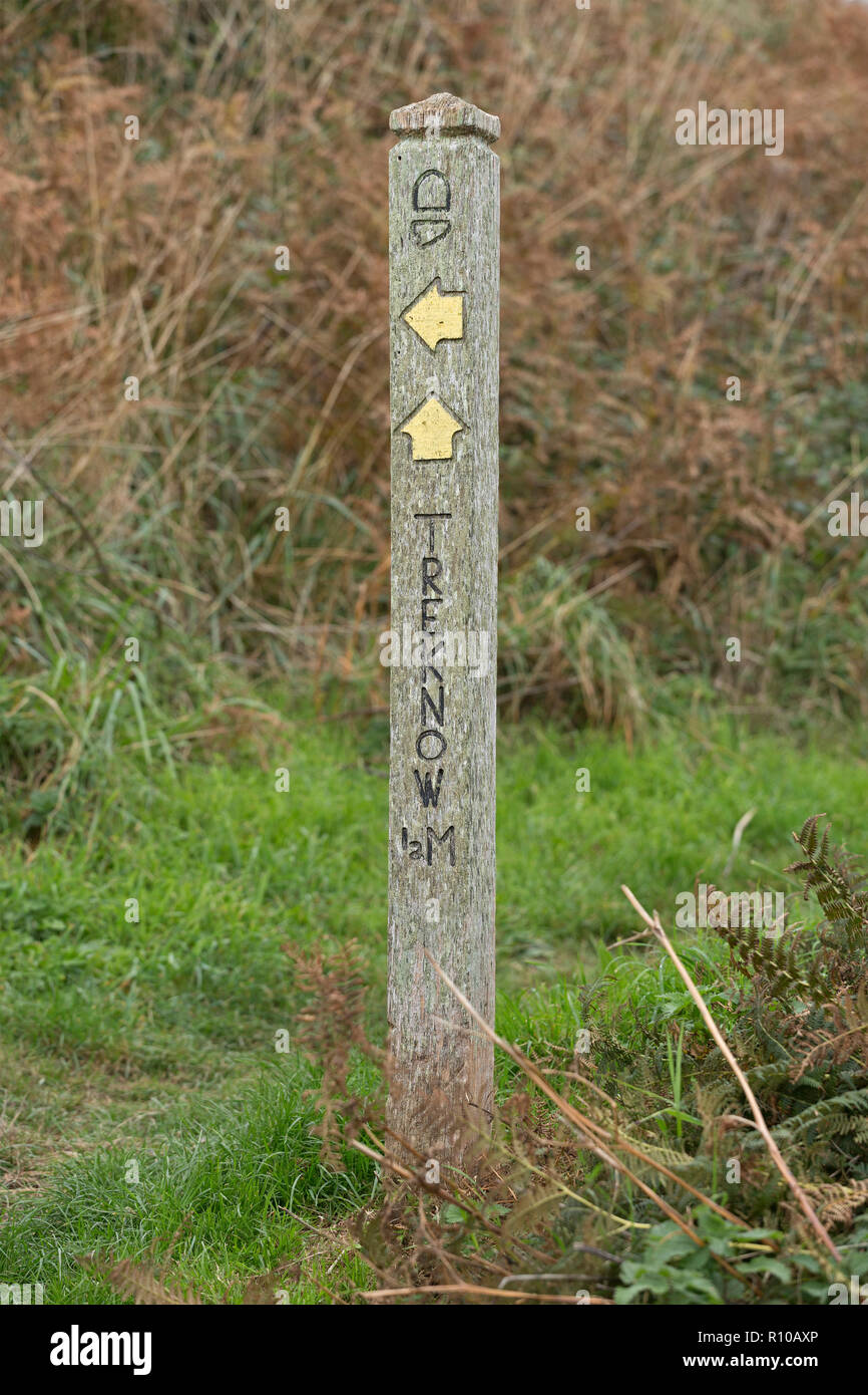 Wegweiser, South West Coast Path in der Nähe von Trebarwith, Tintagel, Cornwall, England, Großbritannien Stockfoto