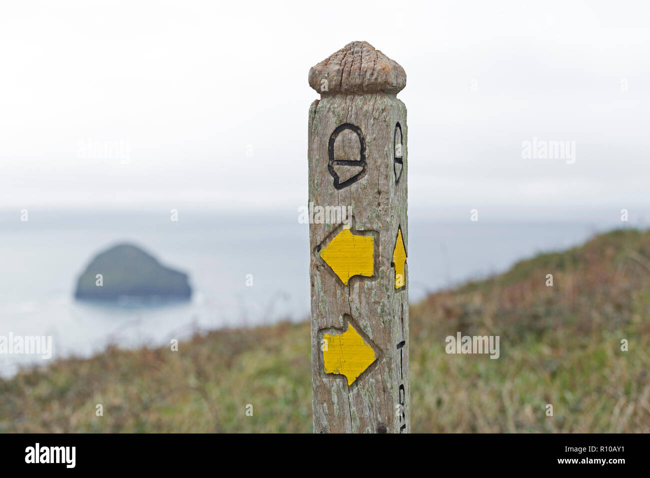 Wegweiser, South West Coast Path in der Nähe von Trebarwith, Tintagel, Cornwall, England, Großbritannien Stockfoto