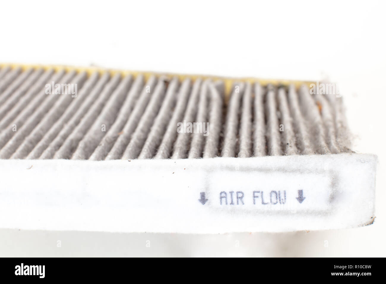 Ändern eines Auto cabin Pollenfilter. Hohe efficiety Partikelfilter  Luftfilter. (Alte) weißen Hintergrund Ausschnitt Stockfotografie - Alamy
