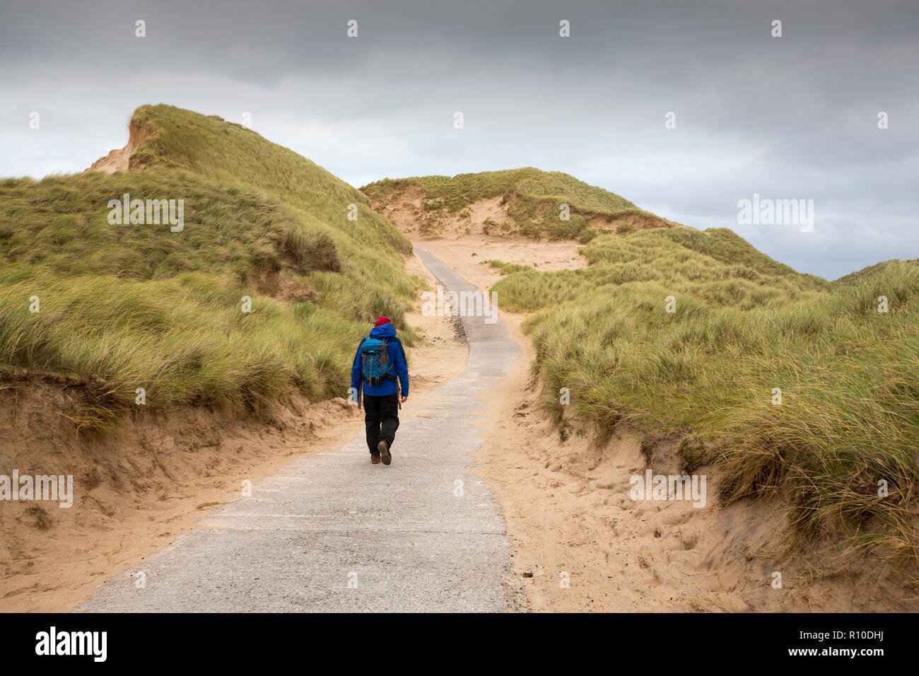 Ein Mann zu Fuß durch Sanddünen auf Farraid Kopf, in der Nähe von Durness, Sutherland, Schottland, UK. Stockfoto