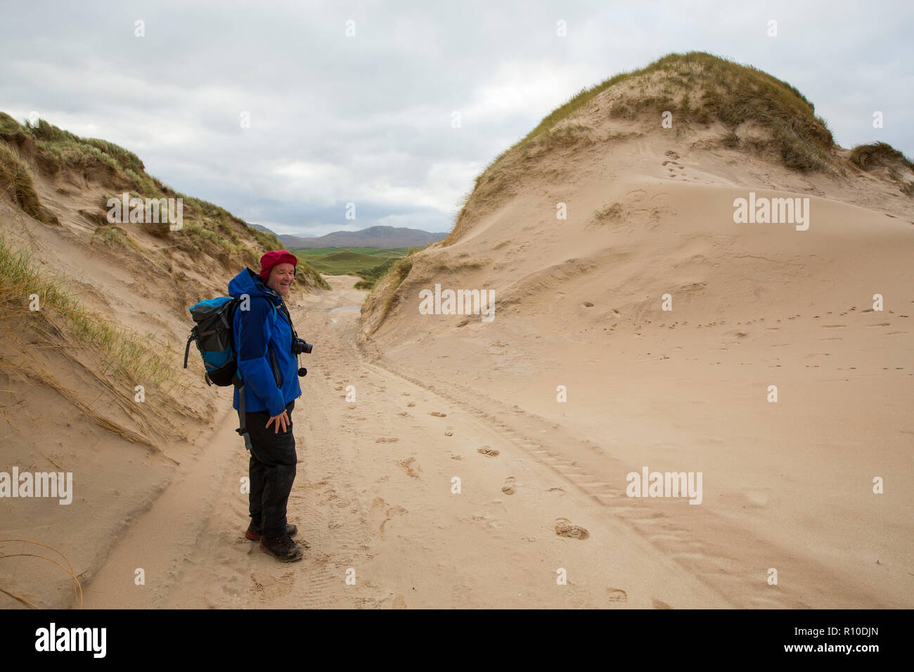 Ein Mann zu Fuß durch Sanddünen auf Farraid Kopf, in der Nähe von Durness, Sutherland, Schottland, UK. Stockfoto