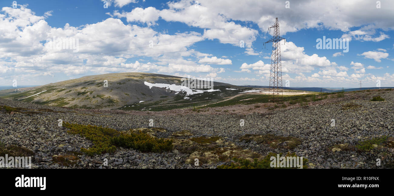 Panorama der Berge mit Hochspannungsleitungen in Jakutien, Russland Stockfoto