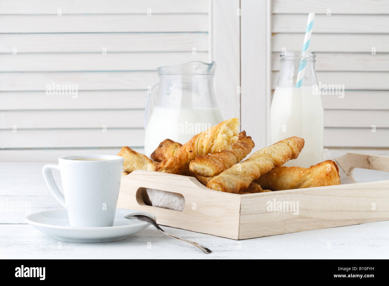 Sticks Blätterteig, gekrönt mit Spice, im Ofen gebacken Stockfoto