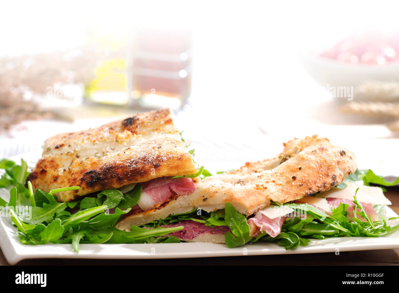 In der Nähe von großen italienischen Sandwiches, Fleisch, Käse und Salat, Essig und Öl im Hintergrund Stockfoto