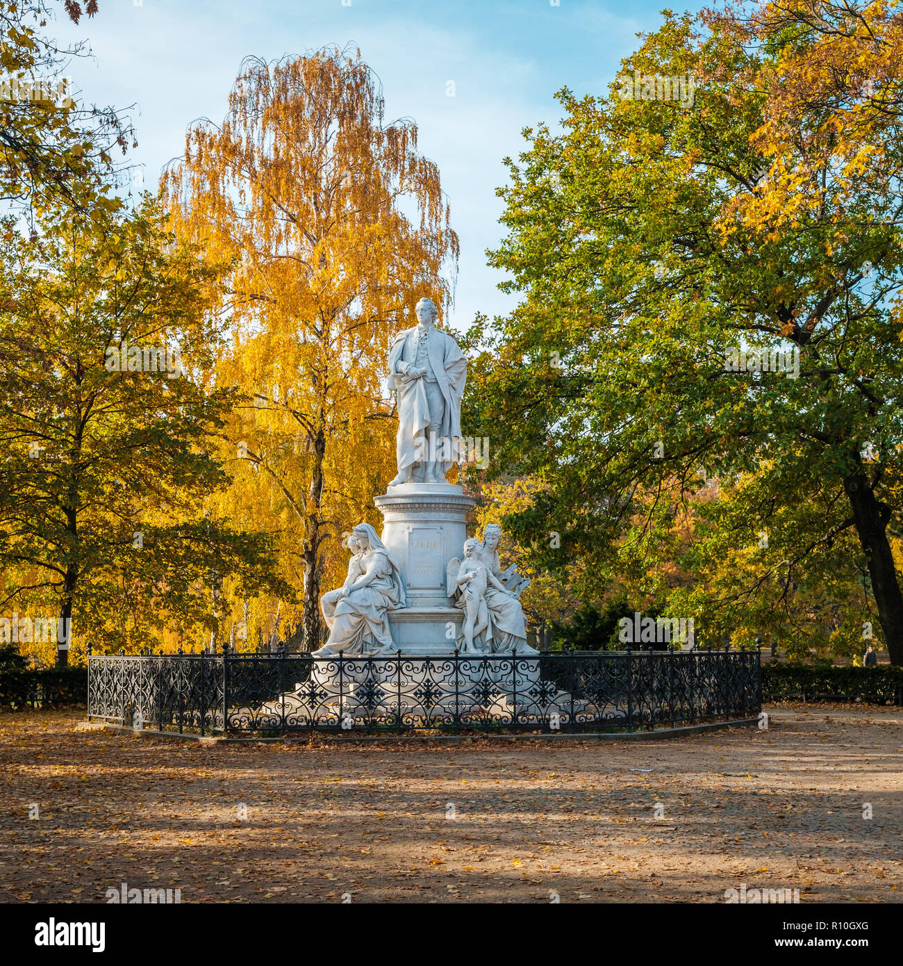 Berlin, Deutschland - November 2018: Die Statue des berühmten Dichters Johann Wolfgang von Goethe in einem Park in der Nähe von Brandenburger Tor. Berlin, Deutschland Stockfoto