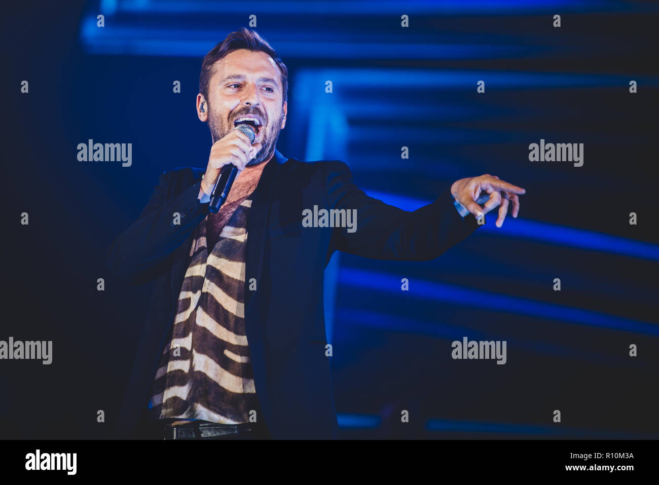 Turin, Italien. 06 Nov, 2018. Cesare Cremonini live auf der Bühne im Pala Alpitour vor der ausverkauften Arena für das erste Konzert seines neuen "cremonini Live 2018"-Tour in Turin. Credit: Alessandro Bosio/Pacific Press/Alamy leben Nachrichten Stockfoto