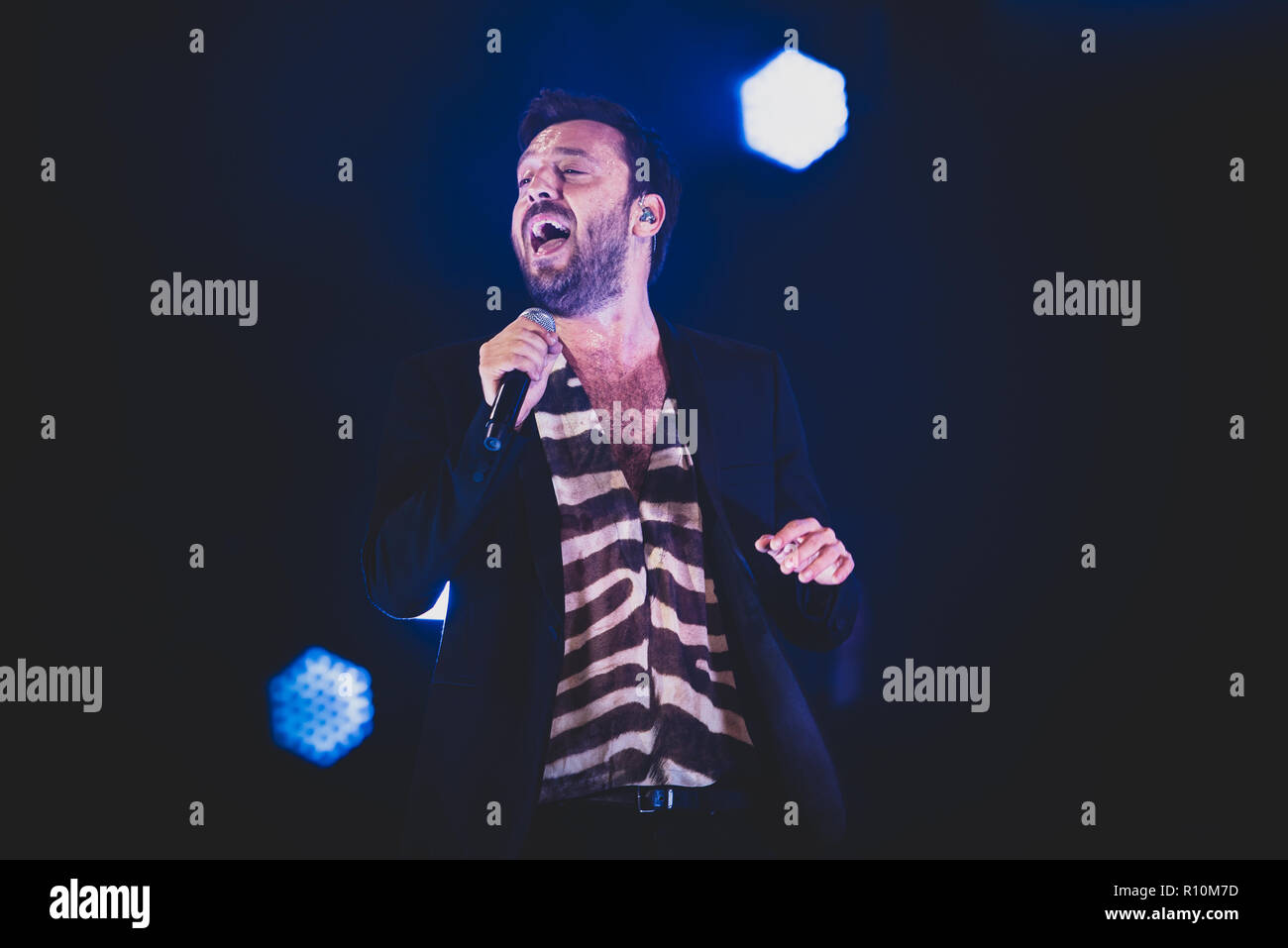 Turin, Italien. 06 Nov, 2018. Cesare Cremonini live auf der Bühne im Pala Alpitour vor der ausverkauften Arena für das erste Konzert seines neuen "cremonini Live 2018"-Tour in Turin. Credit: Alessandro Bosio/Pacific Press/Alamy leben Nachrichten Stockfoto