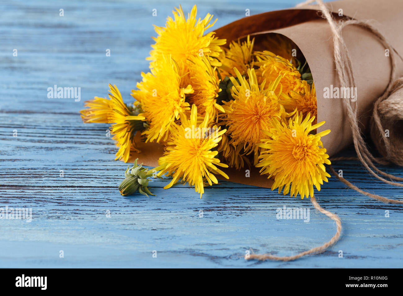 Blumenstrauß aus Löwenzahn auf hölzernen Tisch Stockfoto