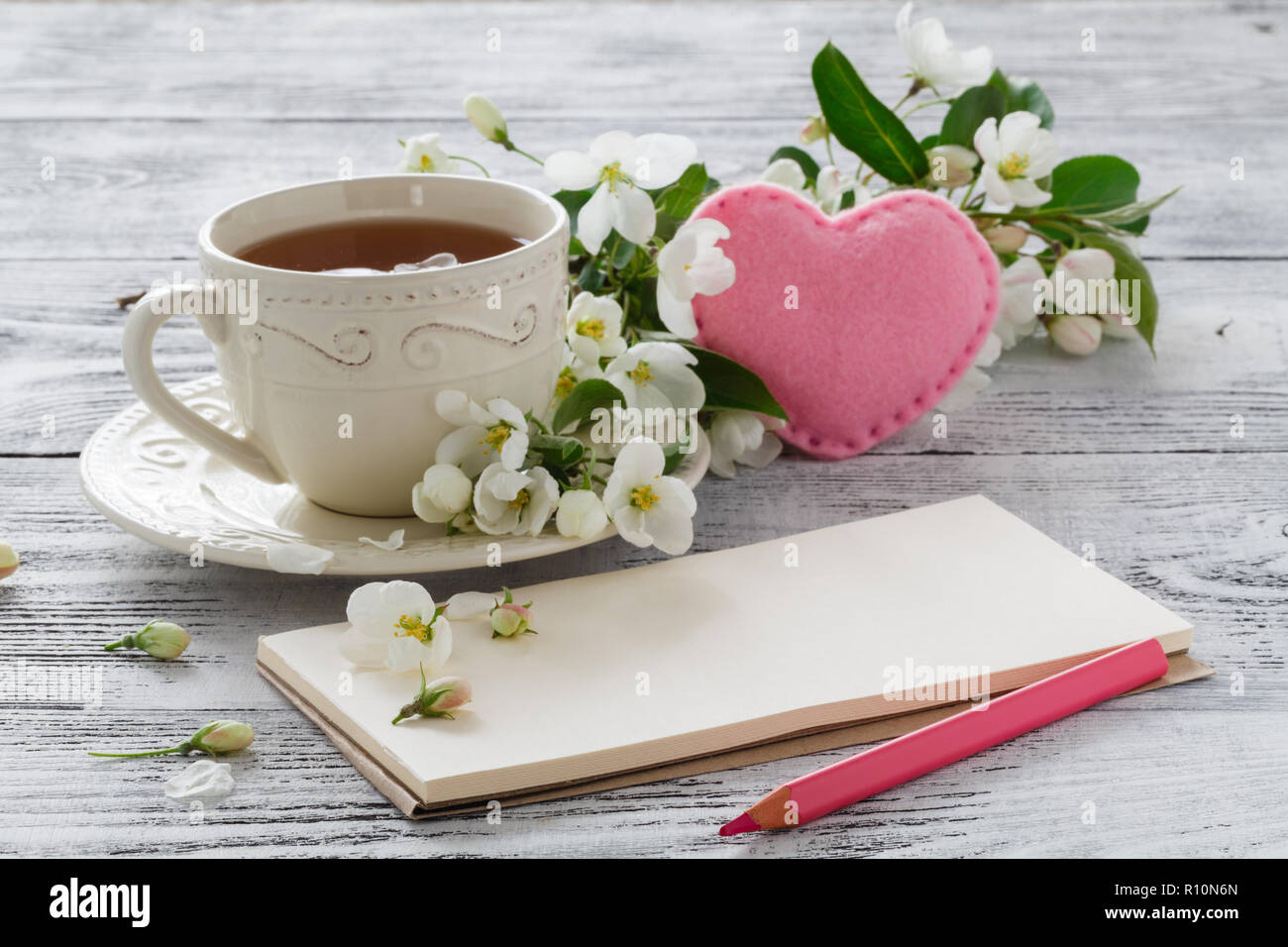 Liebe Card im Sommer Bouquet von sanften blooming apple und Tee in China Teetasse Stockfoto