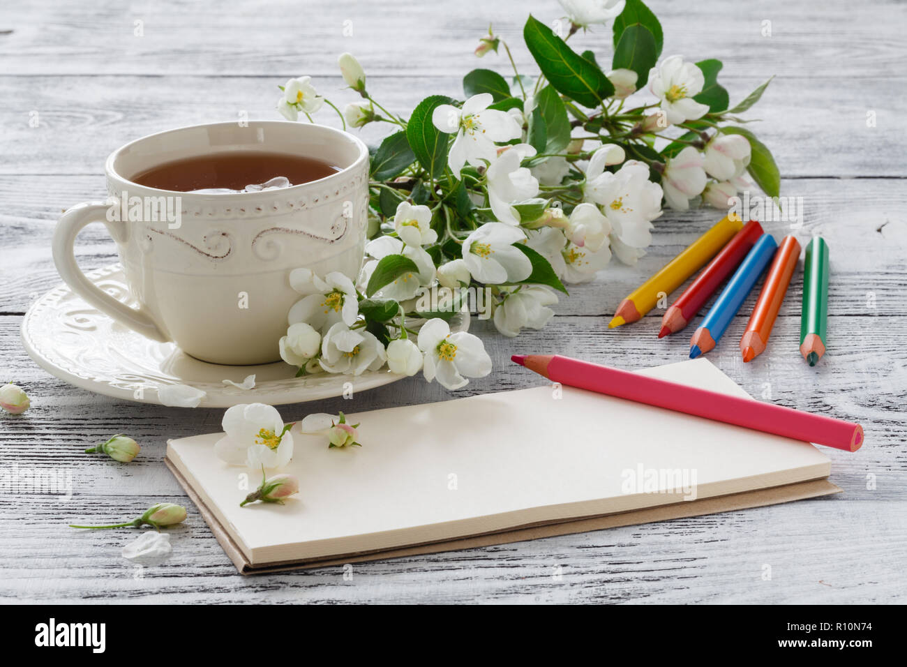 Liebe Card im Sommer Bouquet von sanften blooming apple und Tee in China Teetasse Stockfoto