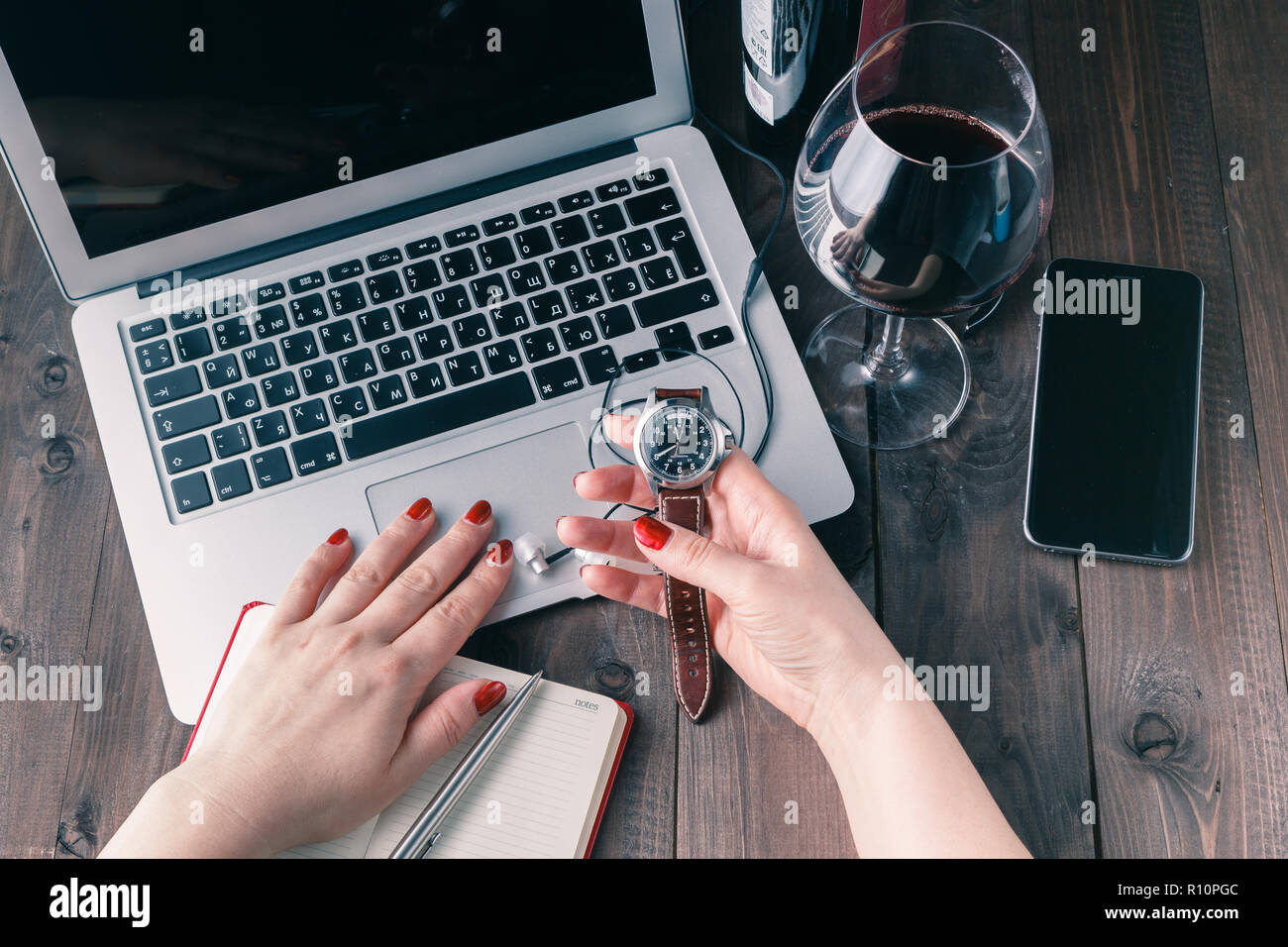 Frau Arbeiten am Laptop und das Trinken von Wein Stockfoto