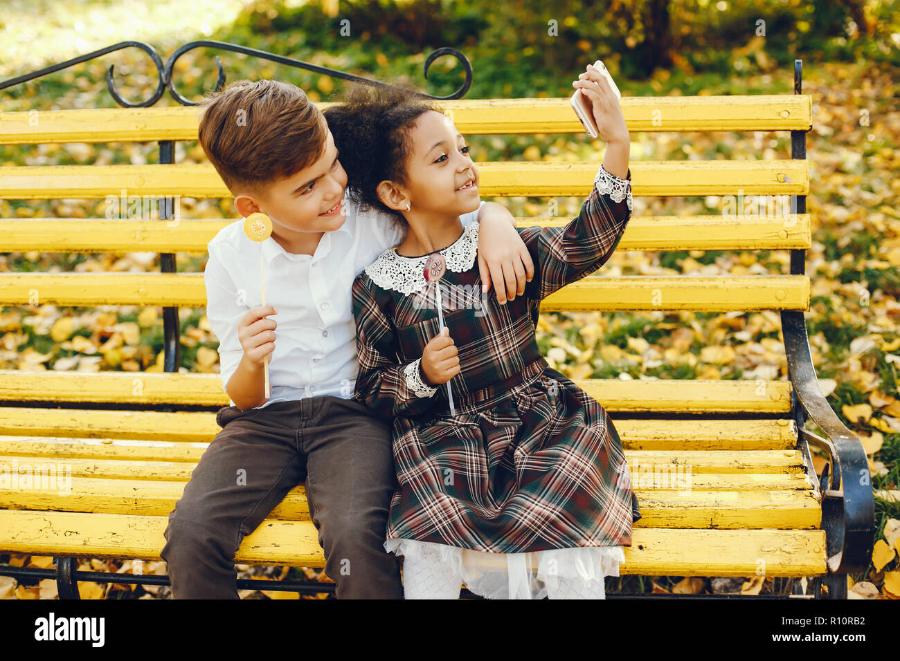 Kinder in einem park Stockfoto