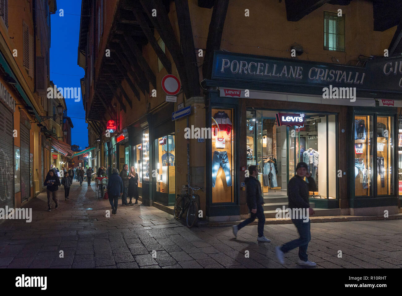 BOLOGNA, Italien - 30. OKTOBER 2018: die belebten Straßen der Altstadt bei Nacht Stockfoto