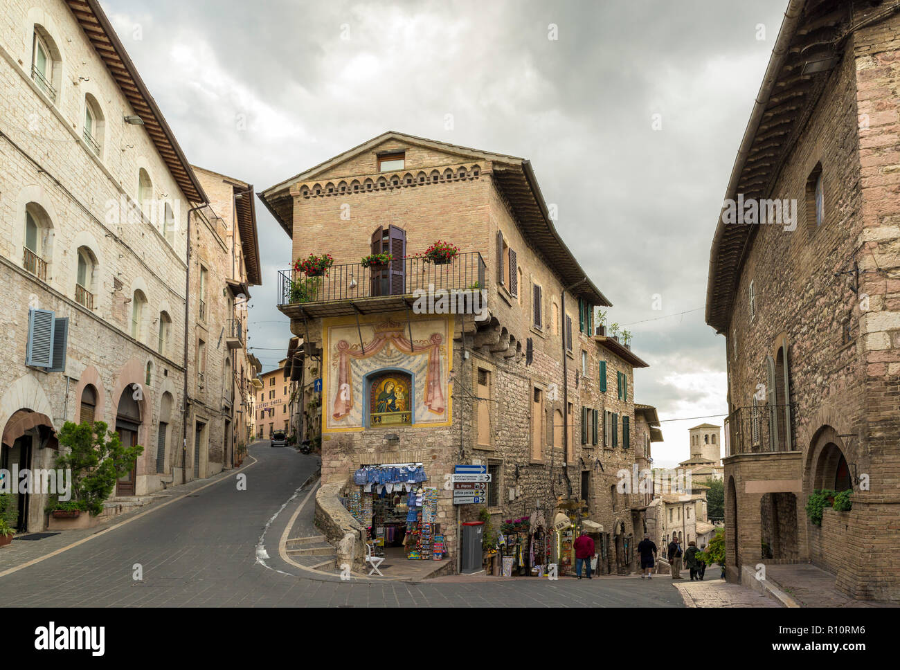 ASSISI, Italien - 27. OKTOBER 2018: die mittelalterlichen Gassen in Assisi. Stockfoto