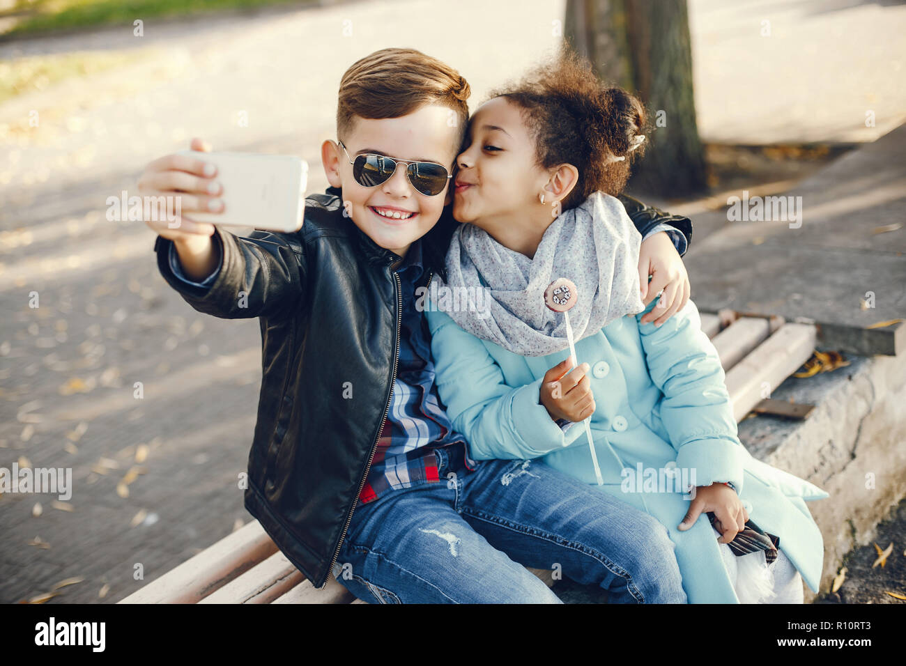 Kinder in einem park Stockfoto