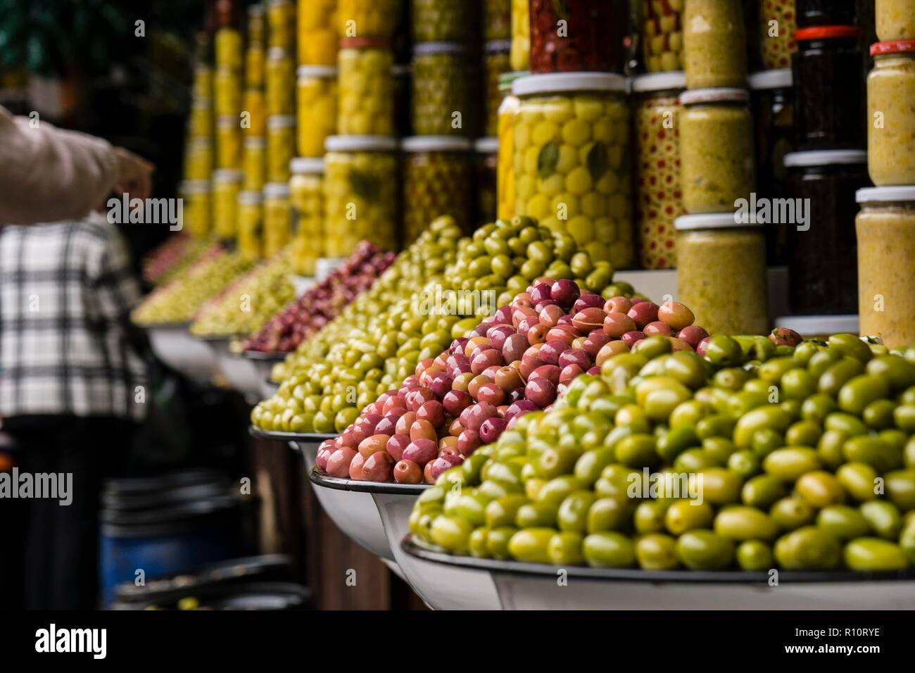 Y aceitunas encurtidos, zoco de Marrakech, Marruecos, Norte de Afrika, continente Africano. Stockfoto