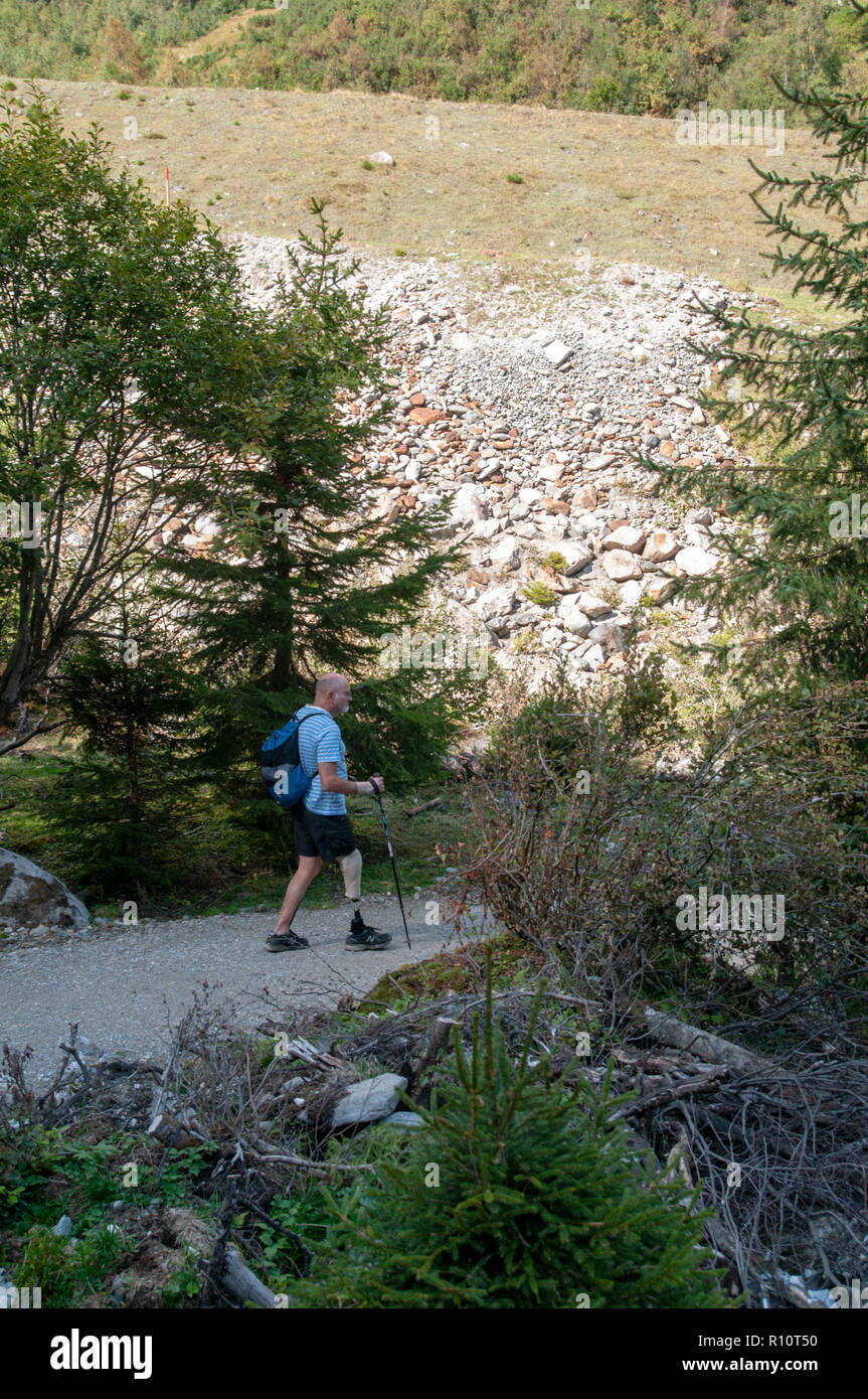 Stubaital, Tirol, Österreich. männliche Wanderer Wandern auf der Spur Stockfoto