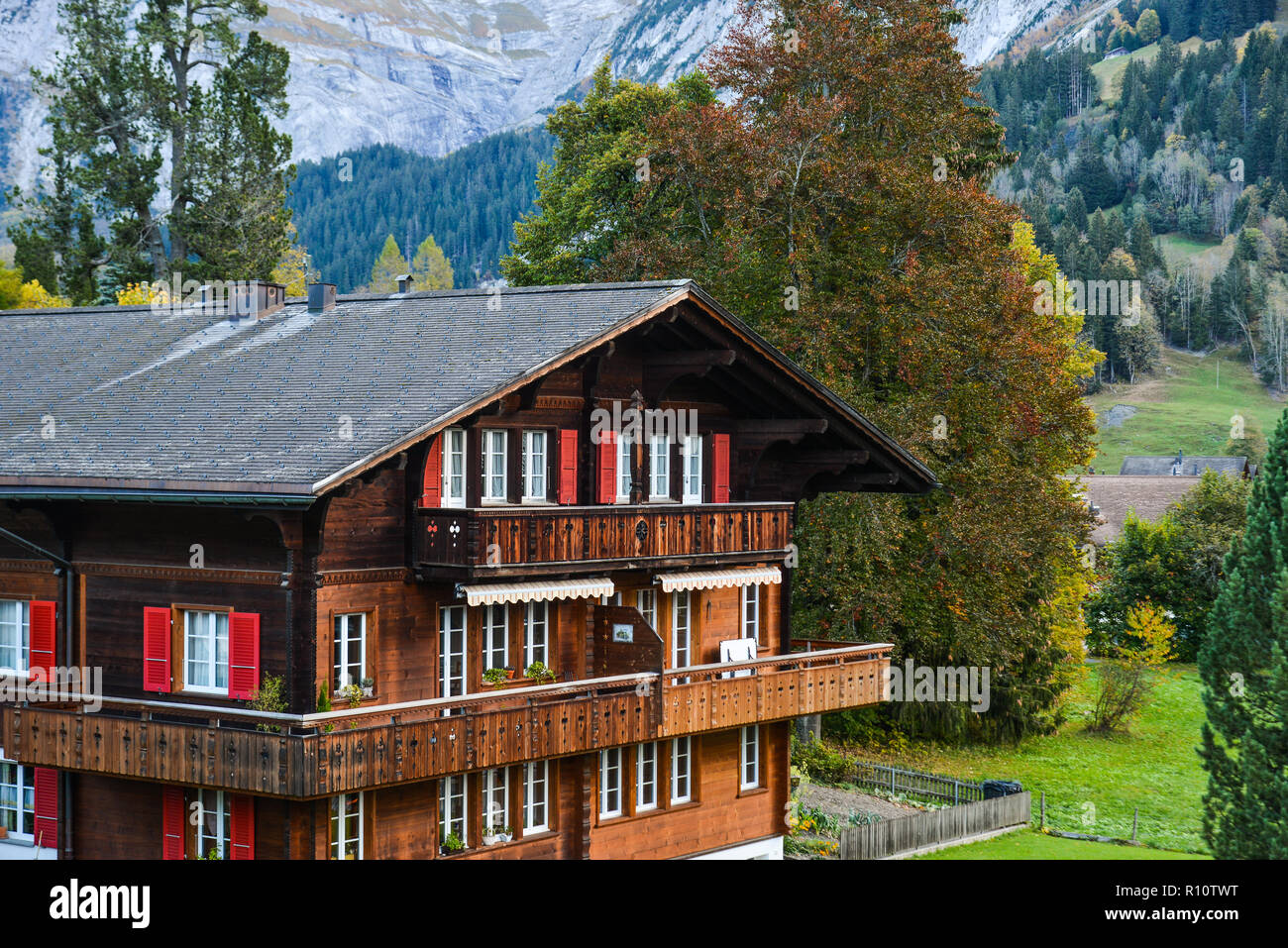 Holz- Haus in Bergdorf in Grindelwald, Schweiz. Grindelwald war einer der  ersten Fremdenverkehrsorte in der Schweiz und in Europa Stockfotografie -  Alamy