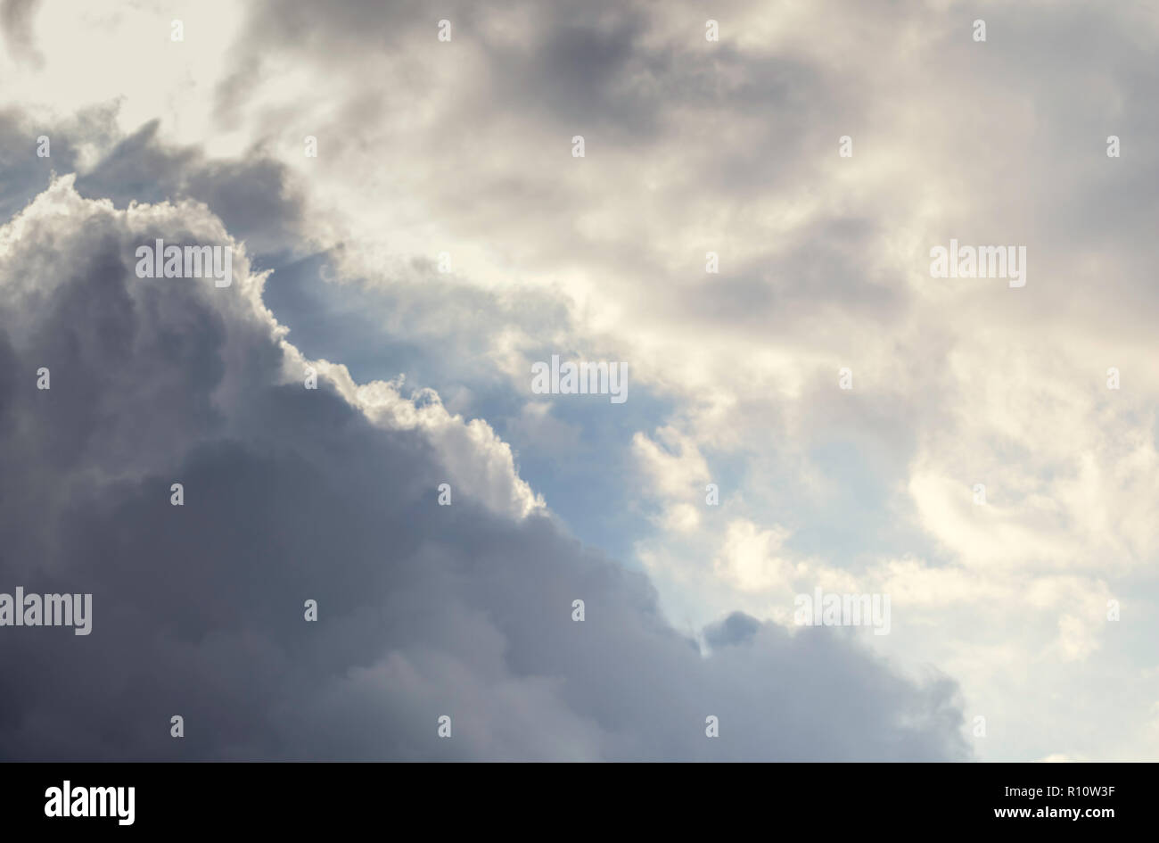 Schöne Himmel mit Schwarz und Klar Wolken mit blauem Himmel Hintergrund Stockfoto