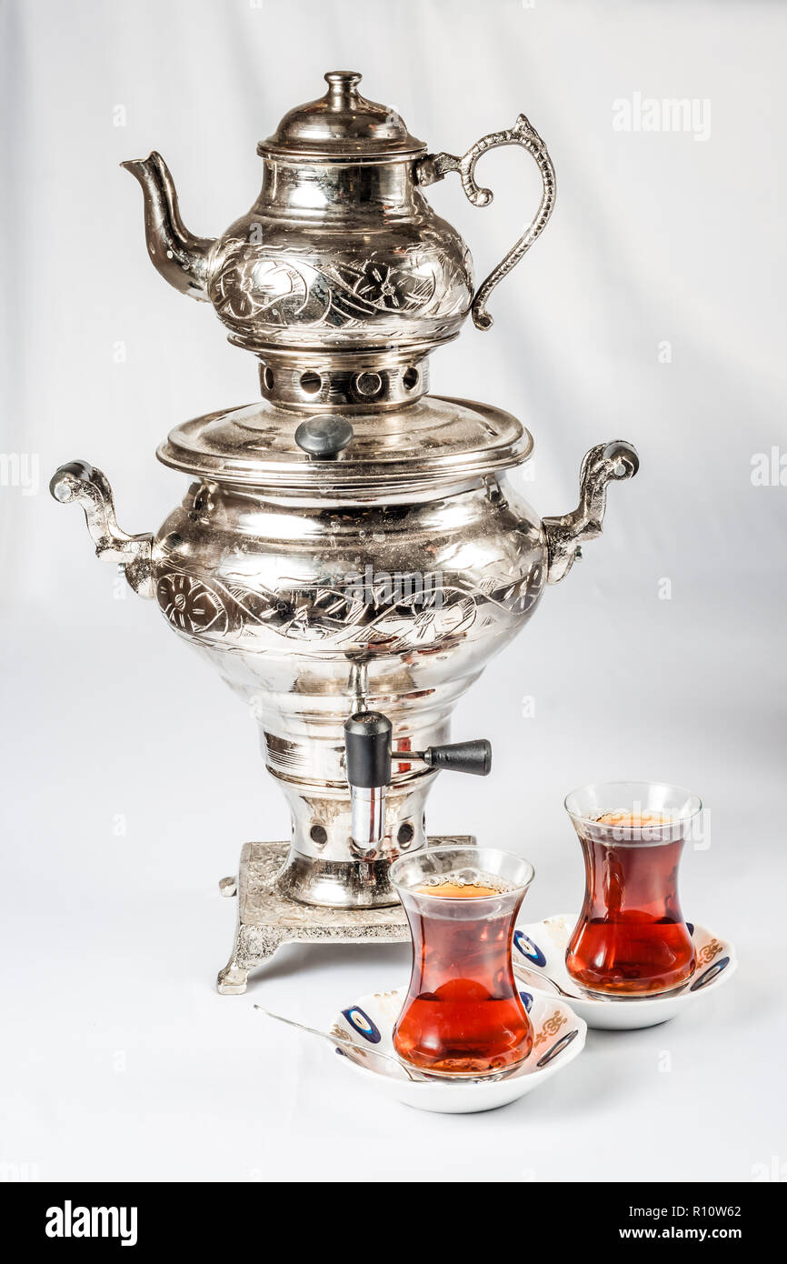 Traditionelle türkische Teekanne, Samowar und Tee Gläser Stockfotografie -  Alamy