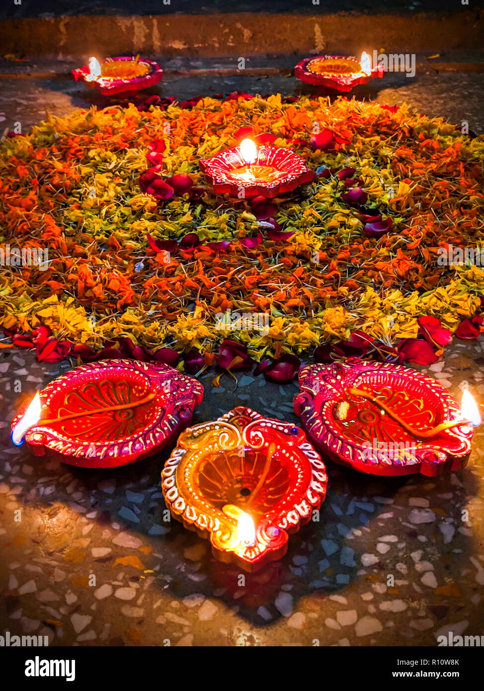 Bunte diyas und Lampen auf der Nacht von Diwali Festival während des Gebetes Stockfoto