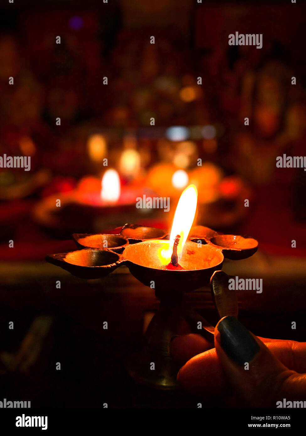 Bunte diyas und Lampen auf der Nacht von Diwali Festival während des Gebetes Stockfoto