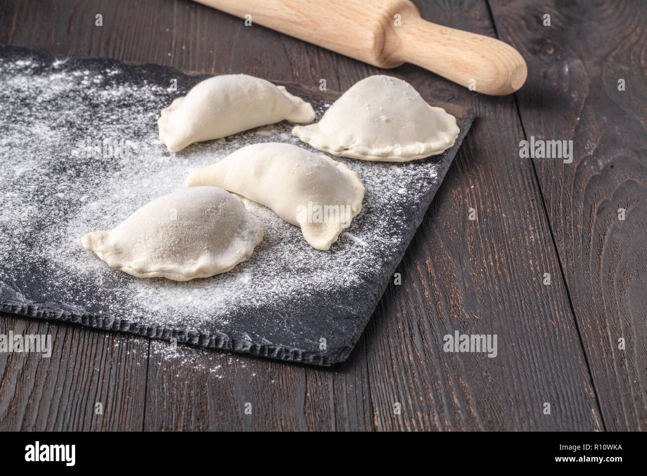 Der Prozess des Kochens traditionelle Pierogi, die Maultaschen, Ravioli, Knödel mit Fleisch Stockfoto