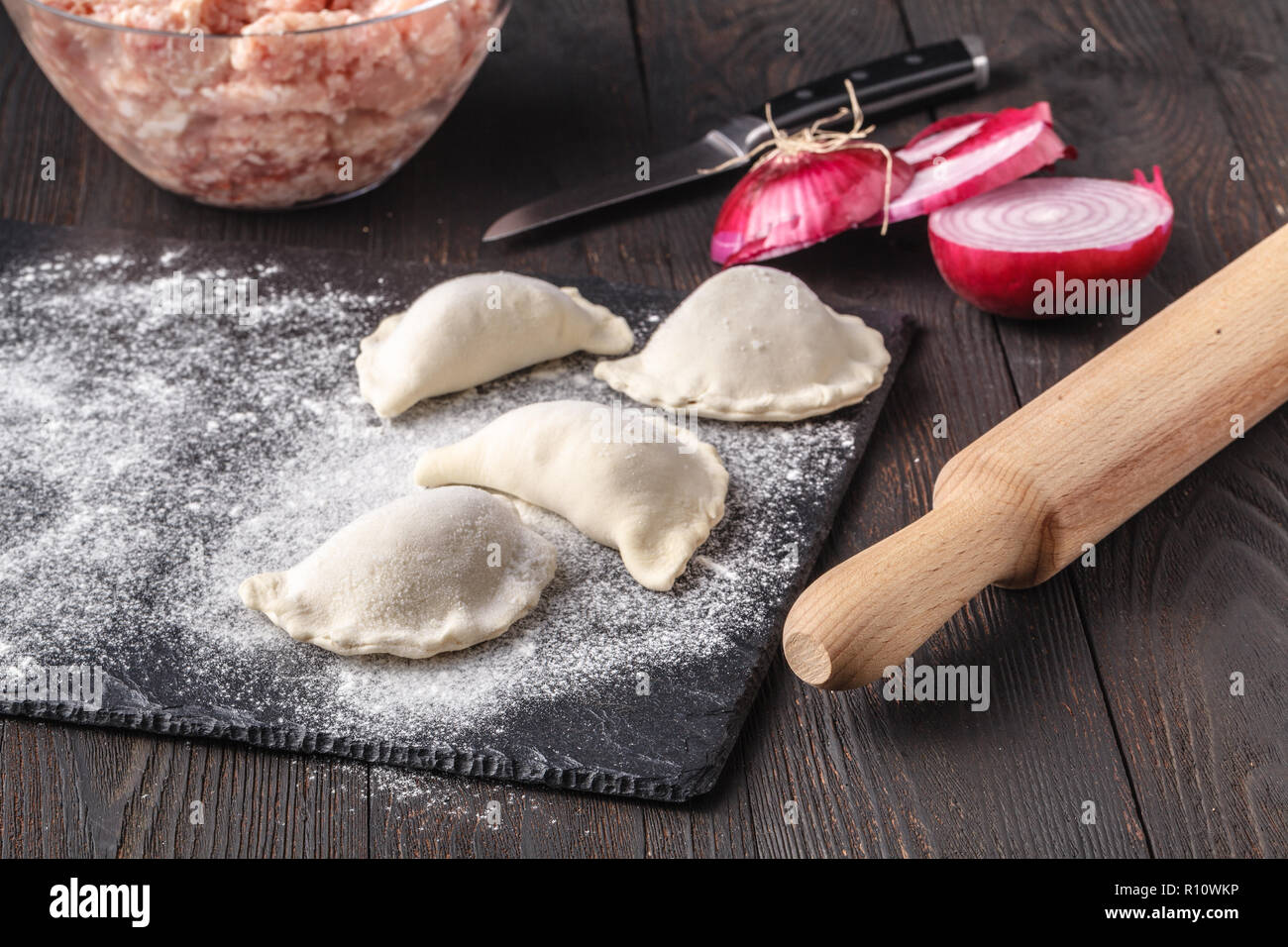 Zutaten für die Herstellung von rohen Pelmeni Stockfoto