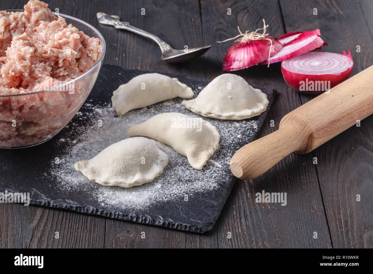 Der Prozess des Kochens traditionelle Pierogi, die Maultaschen, Ravioli, Knödel mit Fleisch Stockfoto