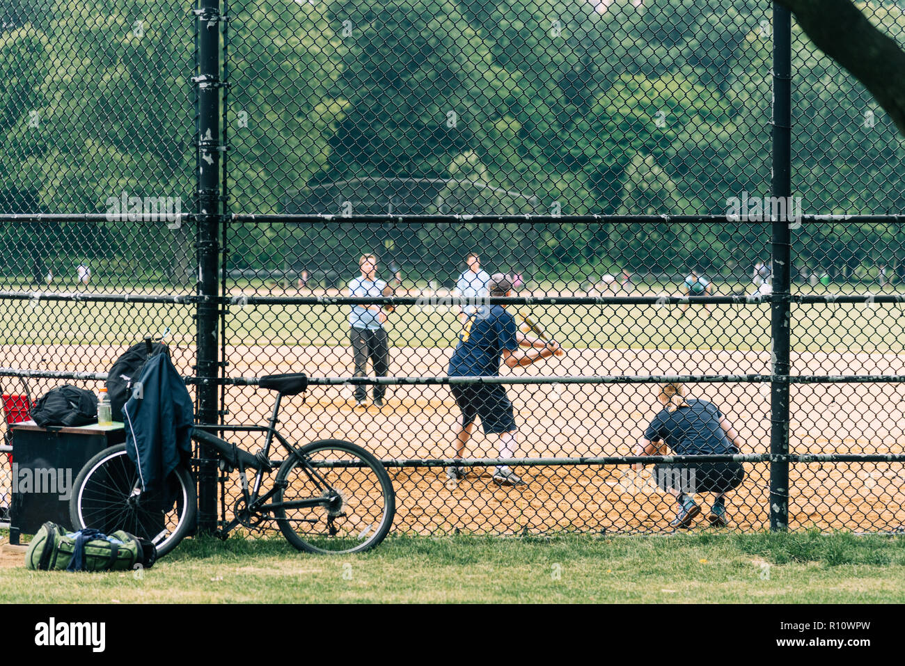 New York City, USA - 23. Juni 2018: Softball Teams spielen im Heckscher Ballfields im Central Park. Sie besteht aus sechs Baseball und Softball Felder Stockfoto