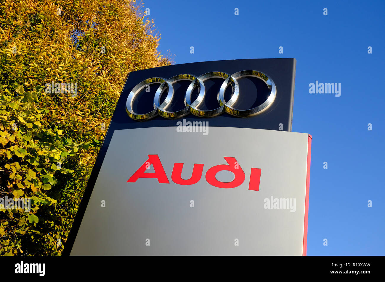 Audi Zeichen außerhalb der Händlerniederlassung, Cambridge, England Stockfoto
