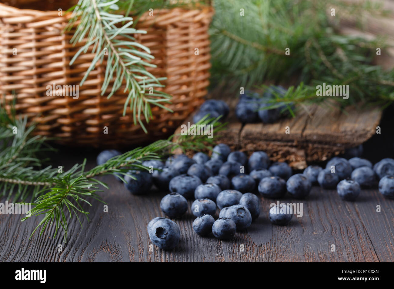 Heidelbeeren im Korb Nähe zu sehen. Stockfoto