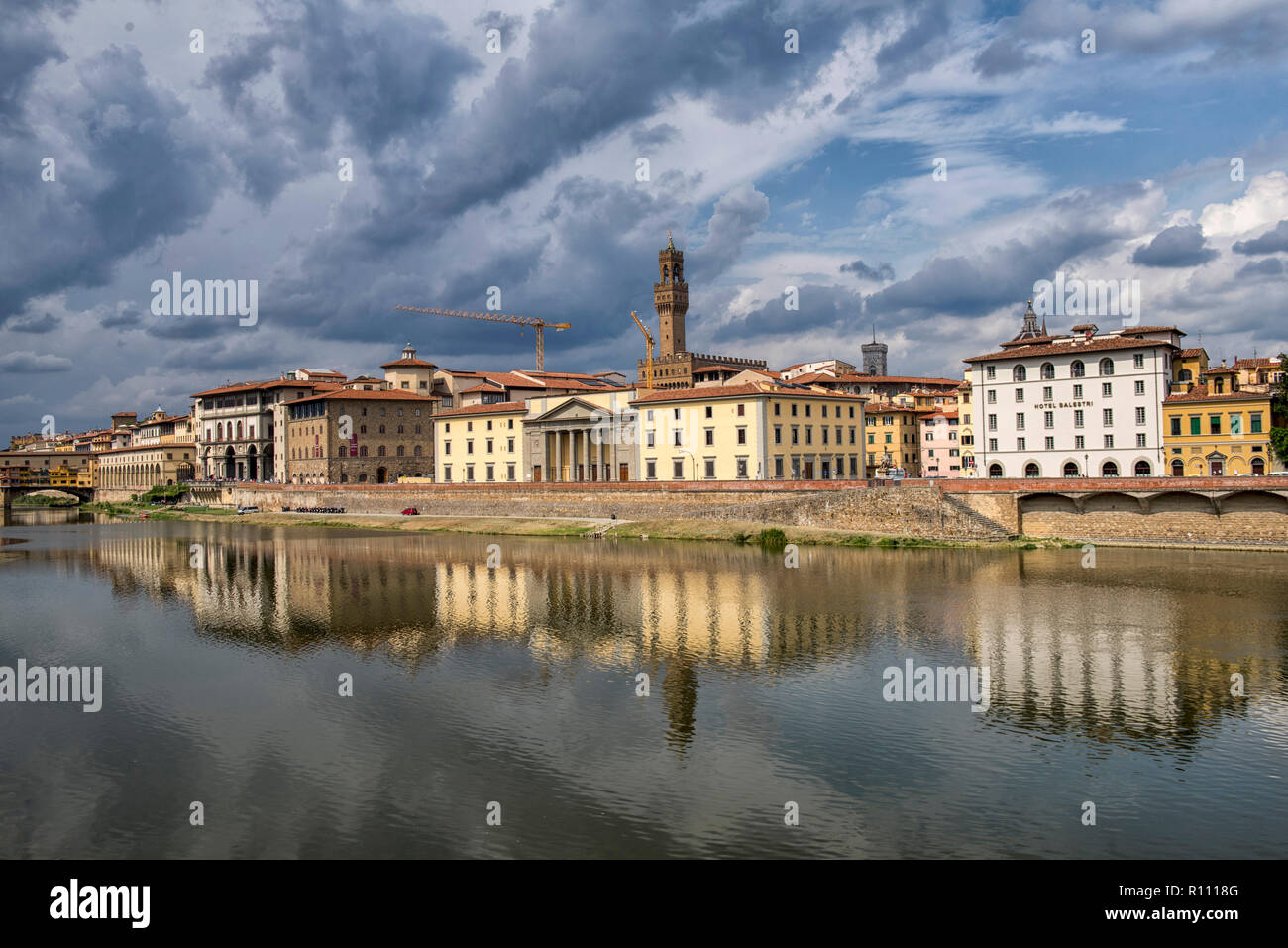Sturmwolken in den Fluss Arno in Florenz, Italien, Europa Stockfoto