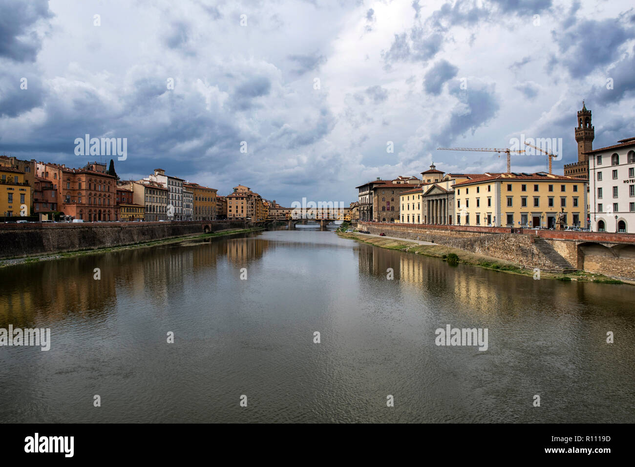 Sturmwolken in den Fluss Arno in Florenz, Italien, Europa Stockfoto