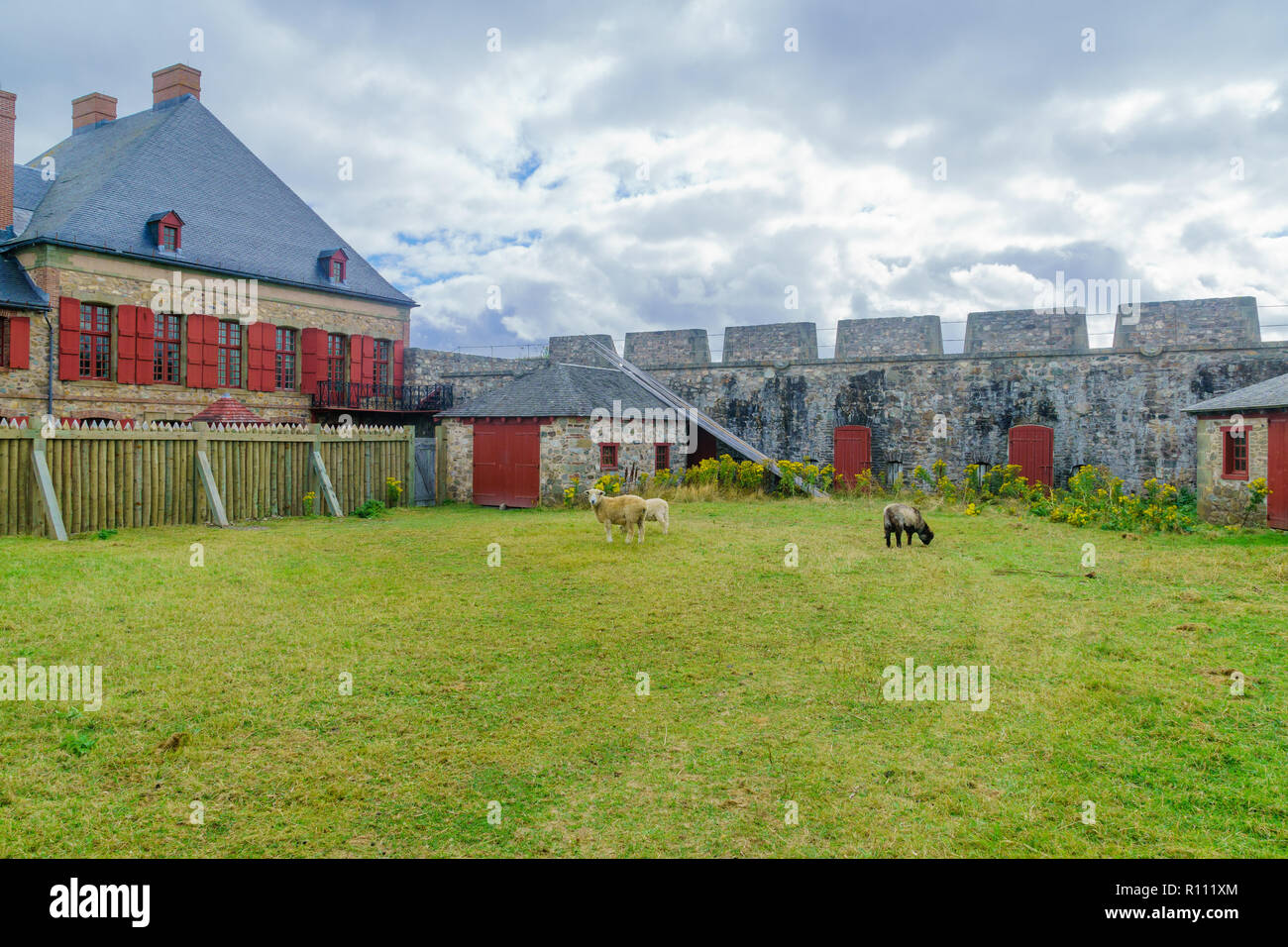 Louisbourg, Kanada - 20. September 2018: Historische Gebäude und landwirtschaftliche Nutztiere in die Festung Louisbourg, Cape Breton Island, Nova Scotia, Kanada Stockfoto