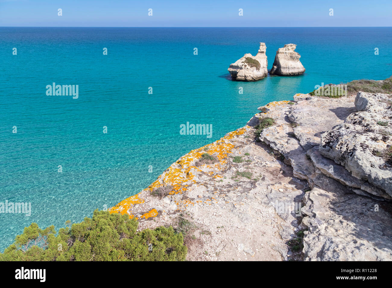 Die beiden Schwestern stapeln vor der Küste von Torre dell'Orso. Melendugno, Provinz Lecce, Salento, Apulien, Italien. Stockfoto